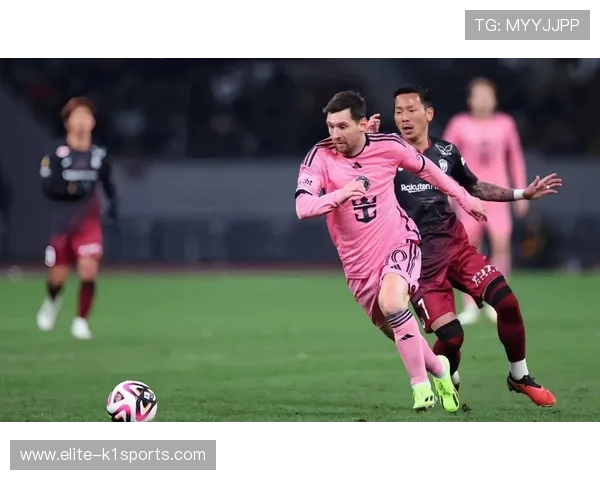 足球球星助阵引爆全场激情点燃赛事氛围带来无限期待 足球球星助阵引爆全场激情点燃赛事氛围带来无限期待